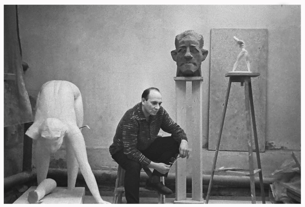 "НАКЛОН I" (слева) и "АРХИТЕКТУРА НА ПЛЯЖЕ" (справа), на фото Роберта Папикьяна, 1966 г.