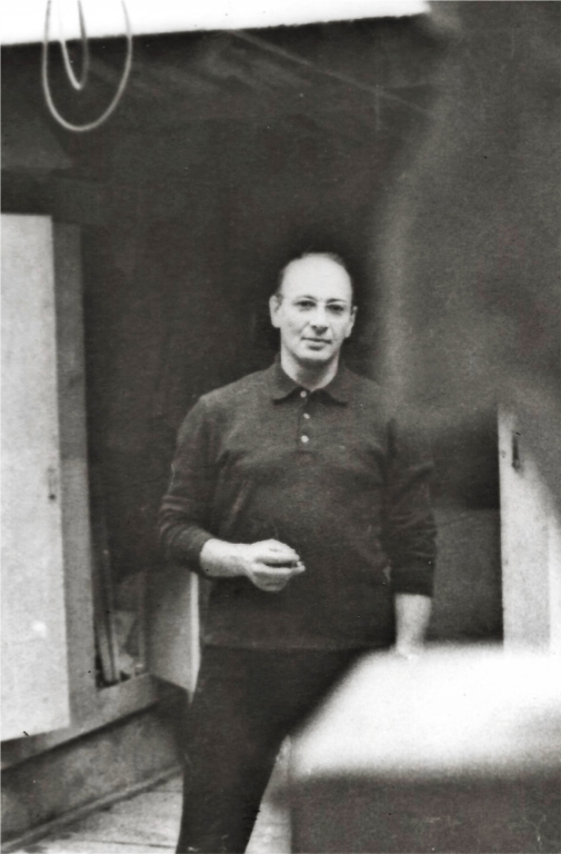 Владимир Циммерлинг в своей старой мастерской на Колхозной площади. Конец 1960-х гг.