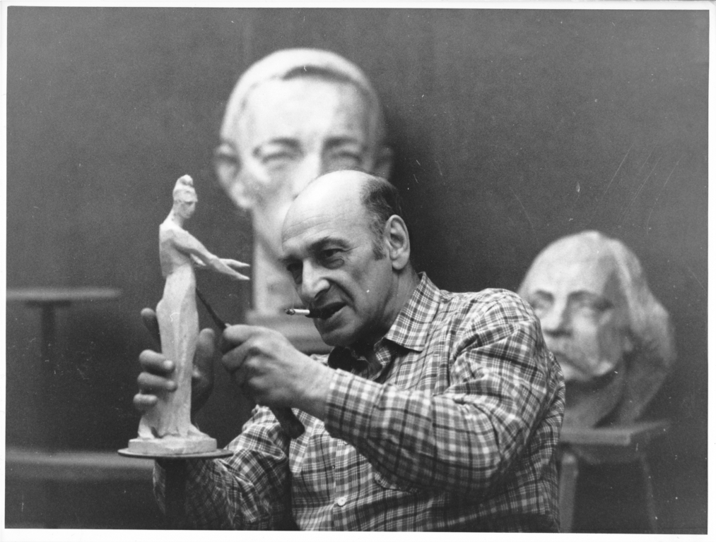 Владимир Циммерлинг на фоне второго портрета Сергея Рахманинова (1981 г.), ок. 1984 г.