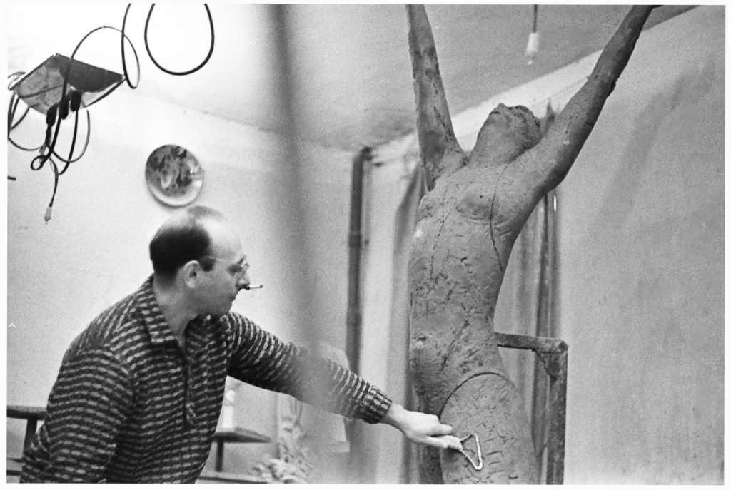 Владимир Циммерлинг с ростовой фигурой "Воздетых рук", 1966 г.