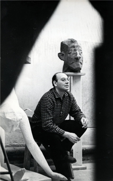 Владимир Циммерлинг в мастерской на фоне портрета Халлдора Лакснесса (1961), начало 1960-х гг.
