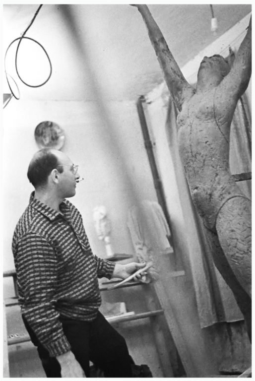 Владимир Циммерлинг с ростовой фигурой "Воздетых рук", 1966 г.
